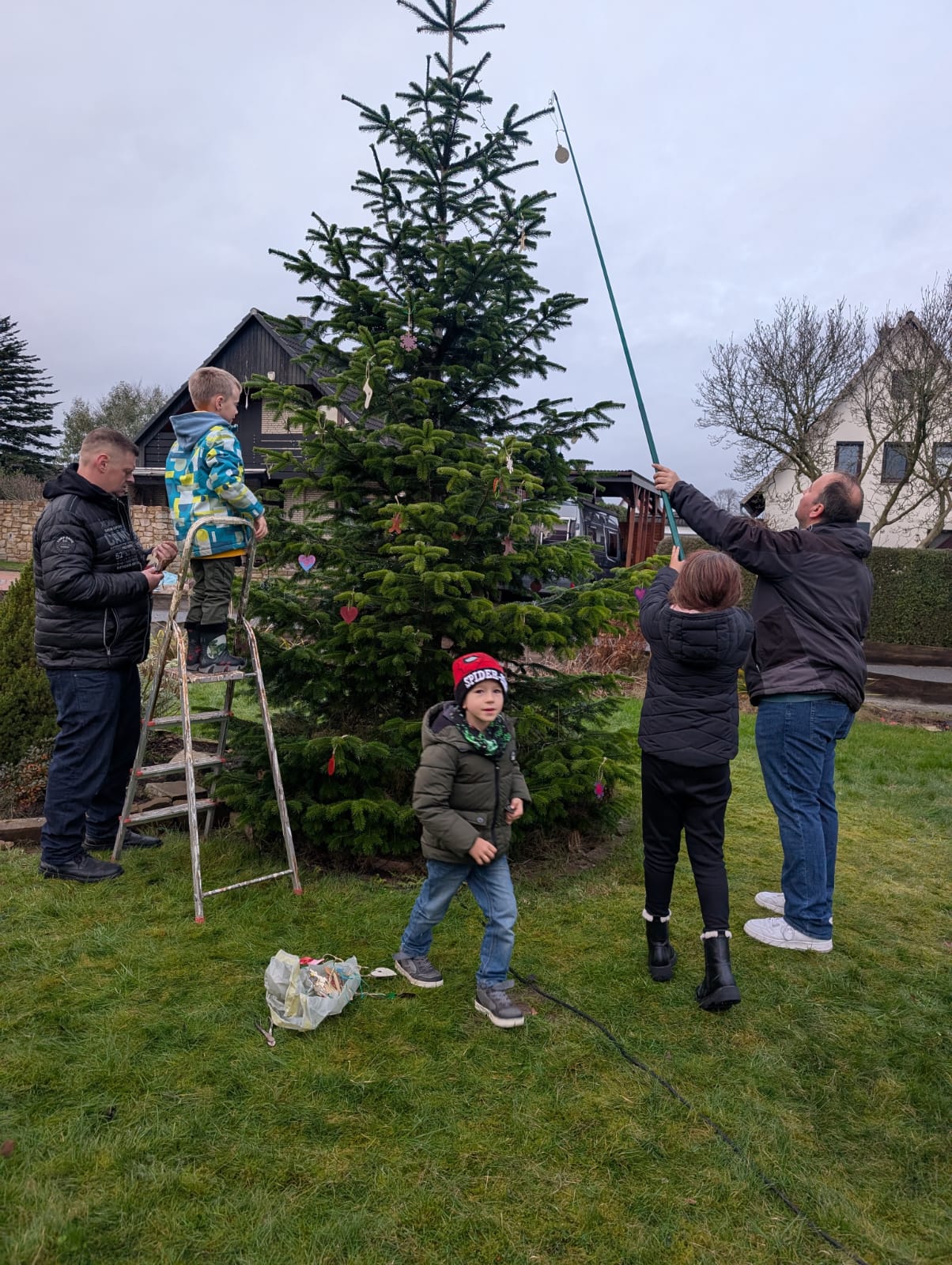 Schmücken des Weihnachtsbaumes